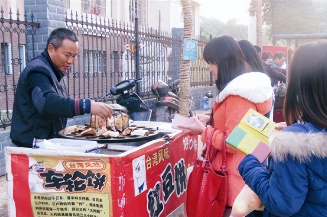 双一流高校女教授和校门口摆摊的丈夫，女教授：他都是为了我